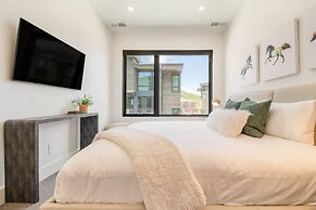 Encore by Avantstay Minutes From the Slopes in PC w Hot Tub