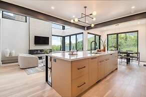 Encore by Avantstay Minutes From the Slopes in PC w Hot Tub