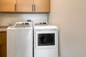 Encore by Avantstay Minutes From the Slopes in PC w Hot Tub