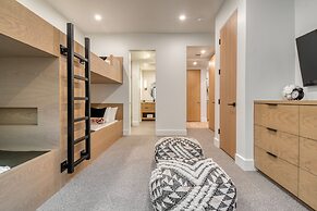 Encore by Avantstay Minutes From the Slopes in PC w Hot Tub