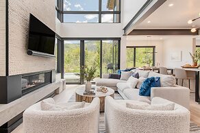 Encore by Avantstay Minutes From the Slopes in PC w Hot Tub