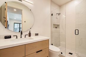 Encore by Avantstay Minutes From the Slopes in PC w Hot Tub