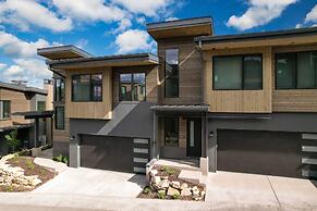 Encore by Avantstay Minutes From the Slopes in PC w Hot Tub