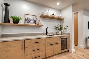 Encore by Avantstay Minutes From the Slopes in PC w Hot Tub