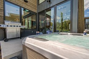 Encore by Avantstay Minutes From the Slopes in PC w Hot Tub