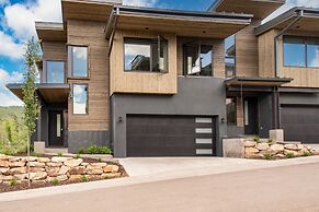 Encore by Avantstay Minutes From the Slopes in PC w Hot Tub