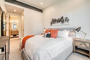 Encore by Avantstay Minutes From the Slopes in PC w Hot Tub