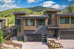 Encore by Avantstay Minutes From the Slopes in PC w Hot Tub