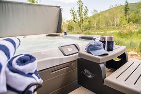 Encore by Avantstay Minutes From the Slopes in PC w Hot Tub