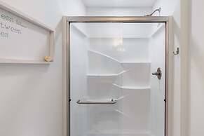 Destin Dolphin by Avantstay 2 Mins Walk To Beach w Pool Large Outdoor 