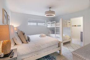 Destin Dolphin by Avantstay 2 Mins Walk To Beach w Pool Large Outdoor 