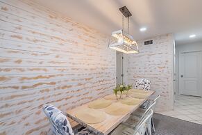 Destin Dolphin by Avantstay 2 Mins Walk To Beach w Pool Large Outdoor 