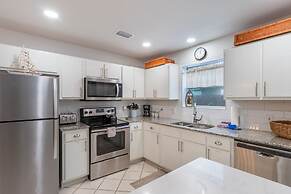 Destin Dolphin by Avantstay 2 Mins Walk To Beach w Pool Large Outdoor 