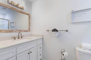 Destin Dolphin by Avantstay 2 Mins Walk To Beach w Pool Large Outdoor 