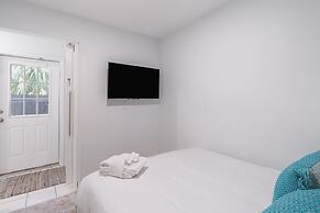 Destin Dolphin by Avantstay 2 Mins Walk To Beach w Pool Large Outdoor 