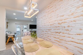 Destin Dolphin by Avantstay 2 Mins Walk To Beach w Pool Large Outdoor 