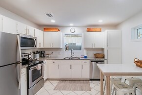 Destin Dolphin by Avantstay 2 Mins Walk To Beach w Pool Large Outdoor 