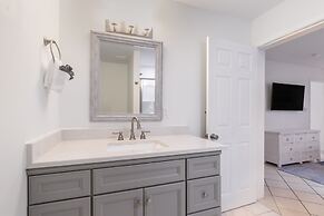 Destin Dolphin by Avantstay 2 Mins Walk To Beach w Pool Large Outdoor 