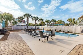 Destin Dolphin by Avantstay 2 Mins Walk To Beach w Pool Large Outdoor 