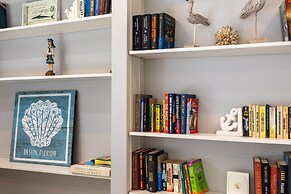 Pelican Retreat by Avantstay 5 Mins TO Beach Pet Friendly w Pool BBQ