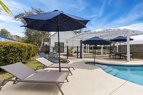 Pelican Retreat by Avantstay 5 Mins TO Beach Pet Friendly w Pool BBQ