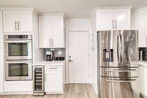 Turtle Nest by Avantstay Near Downtown Beaches - Chic FL Escape