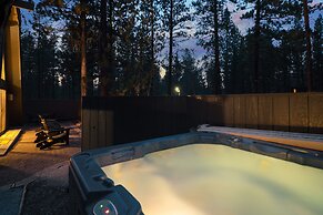 Alder by Avantstay Moody Retreat Patio Hot Tub in Sunriver
