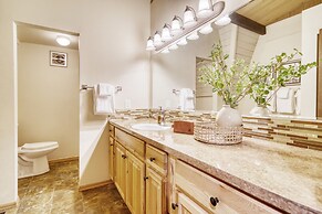 Alder by Avantstay Moody Retreat Patio Hot Tub in Sunriver