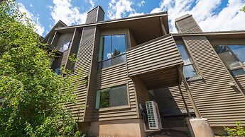 Powder Pointe by Avantstay Minutes From Base Village