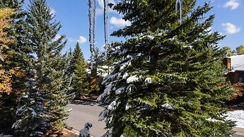 Powder Pointe by Avantstay Minutes From Base Village