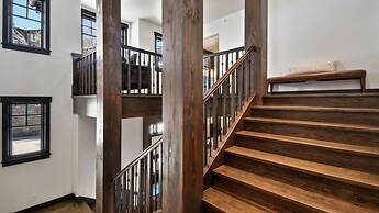 Silver Sun by Avantstay Ski-in Ski-out w Hot Tub