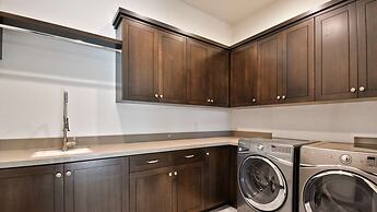 Silver Sun by Avantstay Ski-in Ski-out w Hot Tub