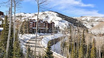 Silver Sun by Avantstay Ski-in Ski-out w Hot Tub