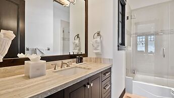 Silver Sun by Avantstay Ski-in Ski-out w Hot Tub