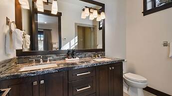 Silver Sun by Avantstay Ski-in Ski-out w Hot Tub