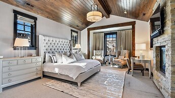 Silver Sun by Avantstay Ski-in Ski-out w Hot Tub