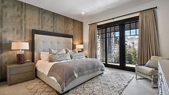 Silver Sun by Avantstay Ski-in Ski-out w Hot Tub