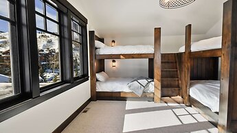 Silver Sun by Avantstay Ski-in Ski-out w Hot Tub