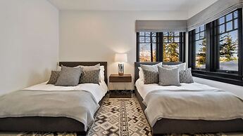 Silver Sun by Avantstay Ski-in Ski-out w Hot Tub