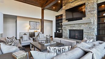 Silver Sun by Avantstay Ski-in Ski-out w Hot Tub