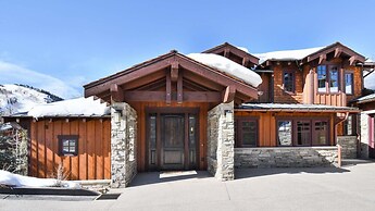 Silver Sun by Avantstay Ski-in Ski-out w Hot Tub