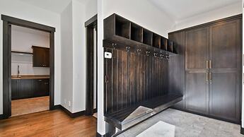 Silver Sun by Avantstay Ski-in Ski-out w Hot Tub