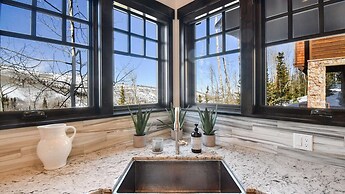 Silver Sun by Avantstay Ski-in Ski-out w Hot Tub