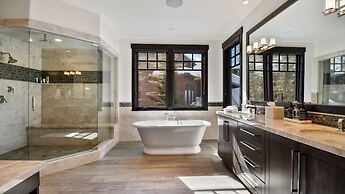 Silver Sun by Avantstay Ski-in Ski-out w Hot Tub