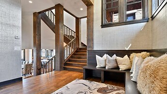 Silver Sun by Avantstay Ski-in Ski-out w Hot Tub