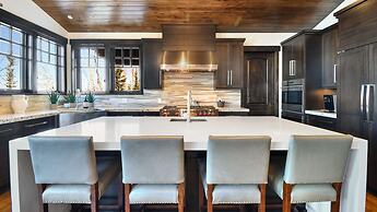 Silver Sun by Avantstay Ski-in Ski-out w Hot Tub