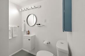 Fable by Avantstay 2 Unique Spaces w Bowling Hot Tub Fire Pit Large Ya