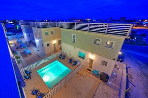 Lost Shaker of Salt by Avantstay Rooftop Pool