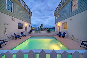 Lost Shaker of Salt by Avantstay Rooftop Pool