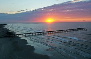 Reel Life Dreams by Avantstay Pool Near Beach